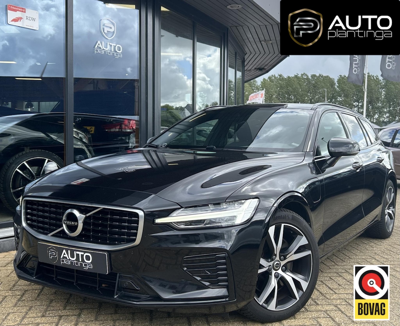 Volvo V60 - 2.0 T8 Twin Engine AWD R-Design 331PK | Achteruitrijcamera | Elektrische Trekhaak | Nieuwe - AutoWereld.nl
