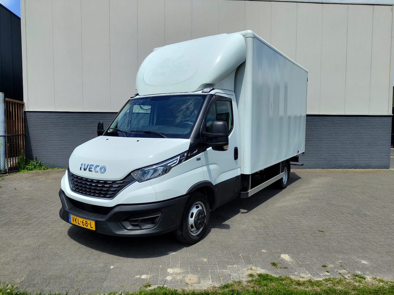 Iveco Daily - 35C16H 2.3 410 Automaat Meubelbak 3-Persoons Euro 6 Camera Navi Bluetooth Airco Cruise Con - AutoWereld.nl