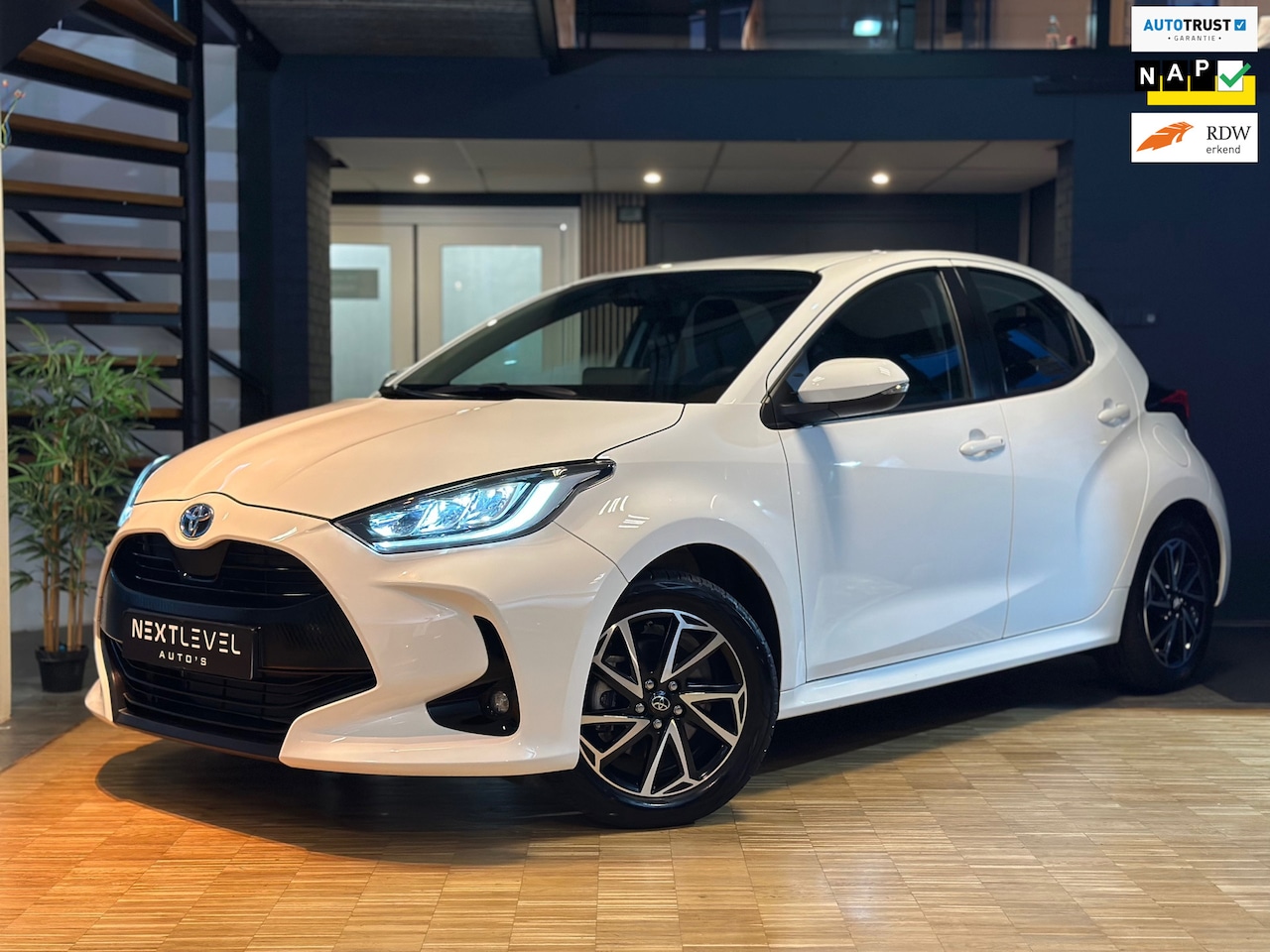 Toyota Yaris - 1.5 Hybrid Dynamic NAP Laag Km - AutoWereld.nl