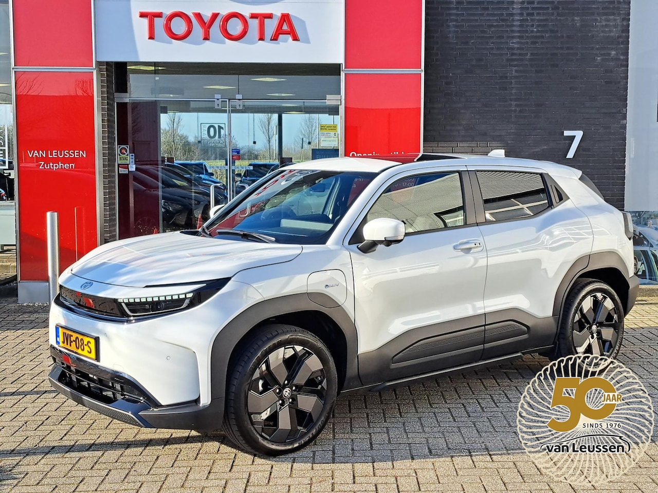 Toyota Urban Cruiser - EXECUTIVE 61KWH PANODAK JBL-AUDIO 360°CAMERA 19"LM-VELGEN LED-PRISMA STOEL/STUURVERWARMING - AutoWereld.nl