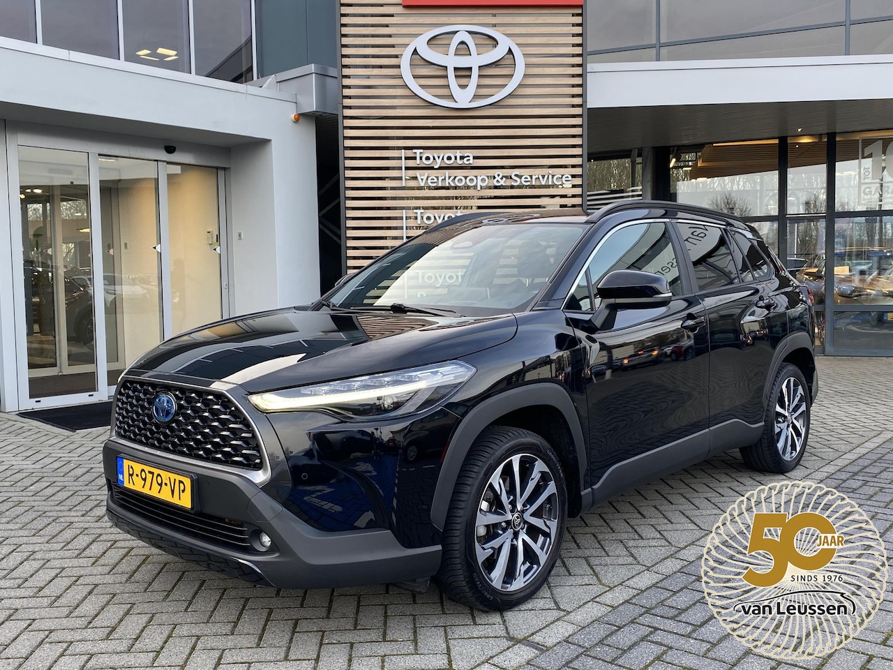 Toyota Corolla Cross - 2.0 HYBRID 184PK FIRST-EDITION BLIND-SPOT ELEK-ACHTERKLEP KEYLESS LM-VELGEN PARK-SENSOREN - AutoWereld.nl