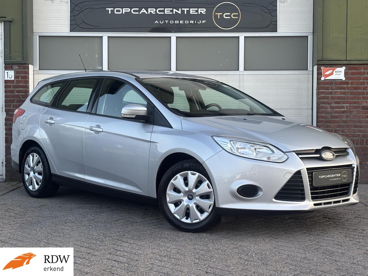 Ford Focus Wagon - 1.0 EcoB/AIRCO/TREKH/PARKS/CRUISE/APK/NAP - AutoWereld.nl
