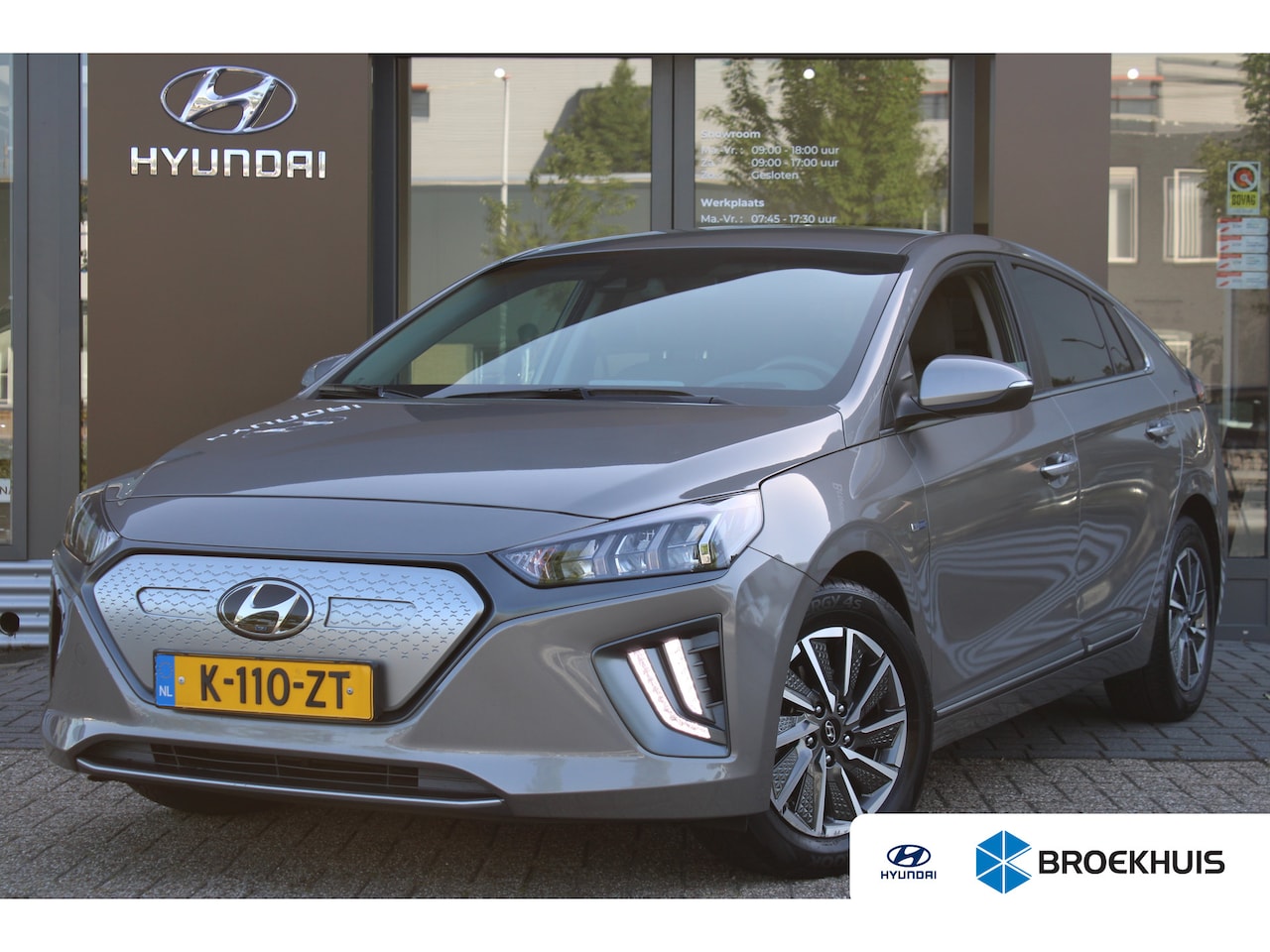Hyundai IONIQ - Comfort EV 38 kWh SOH 100% | Achteruitrijcamera | Navigatiesysteem full map | Voorstoelen - AutoWereld.nl