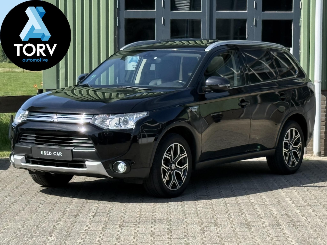 Mitsubishi Outlander - 2.0 PHEV Instyle X-Line | Leder | Open Dak | Parkeersensor voor | - AutoWereld.nl