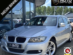 BMW 3-serie Touring - 318i Luxury Line 143PK | AUTOMAAT | NL AUTO | Trekhaak | Bi-Xenon | Navigatie | Parkeersen
