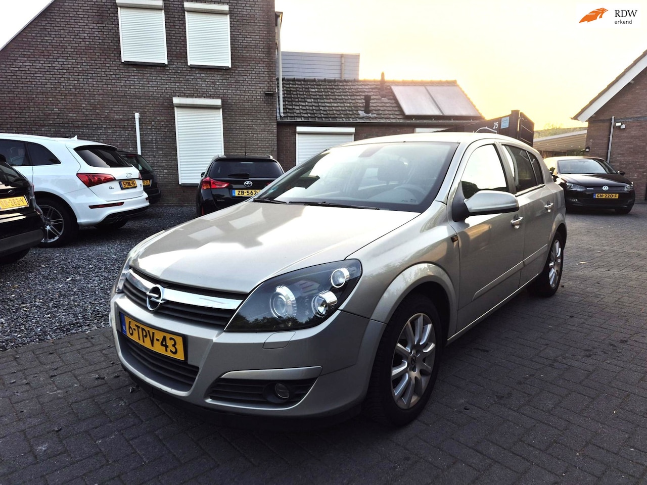 Opel Astra - 1.6 Essentia 5 Deurs Airco Navi - AutoWereld.nl