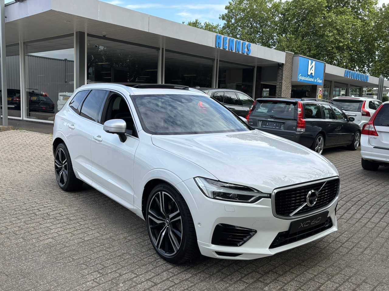 Volvo XC60 - T8 AWD R-Design B&W HeadUp Luchtvering 360 Keyless DAB - AutoWereld.nl