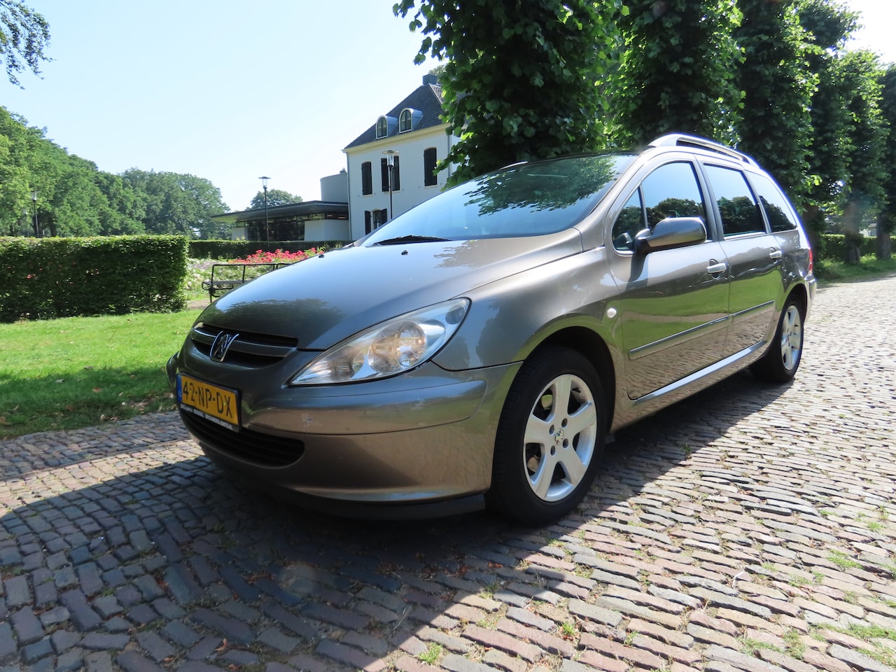 Peugeot 307 SW - 2.0 16V Pack 7 Persoons Ecc Cruisecontrol Panoramadak Lm Velgen Trekhaak - AutoWereld.nl
