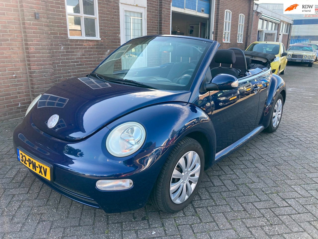 Volkswagen New Beetle Cabriolet - 2.0 Highline Bj 2003, Car Play, Elektrisch dak, APK TOT 06-2027 inruil is mogelijk - AutoWereld.nl