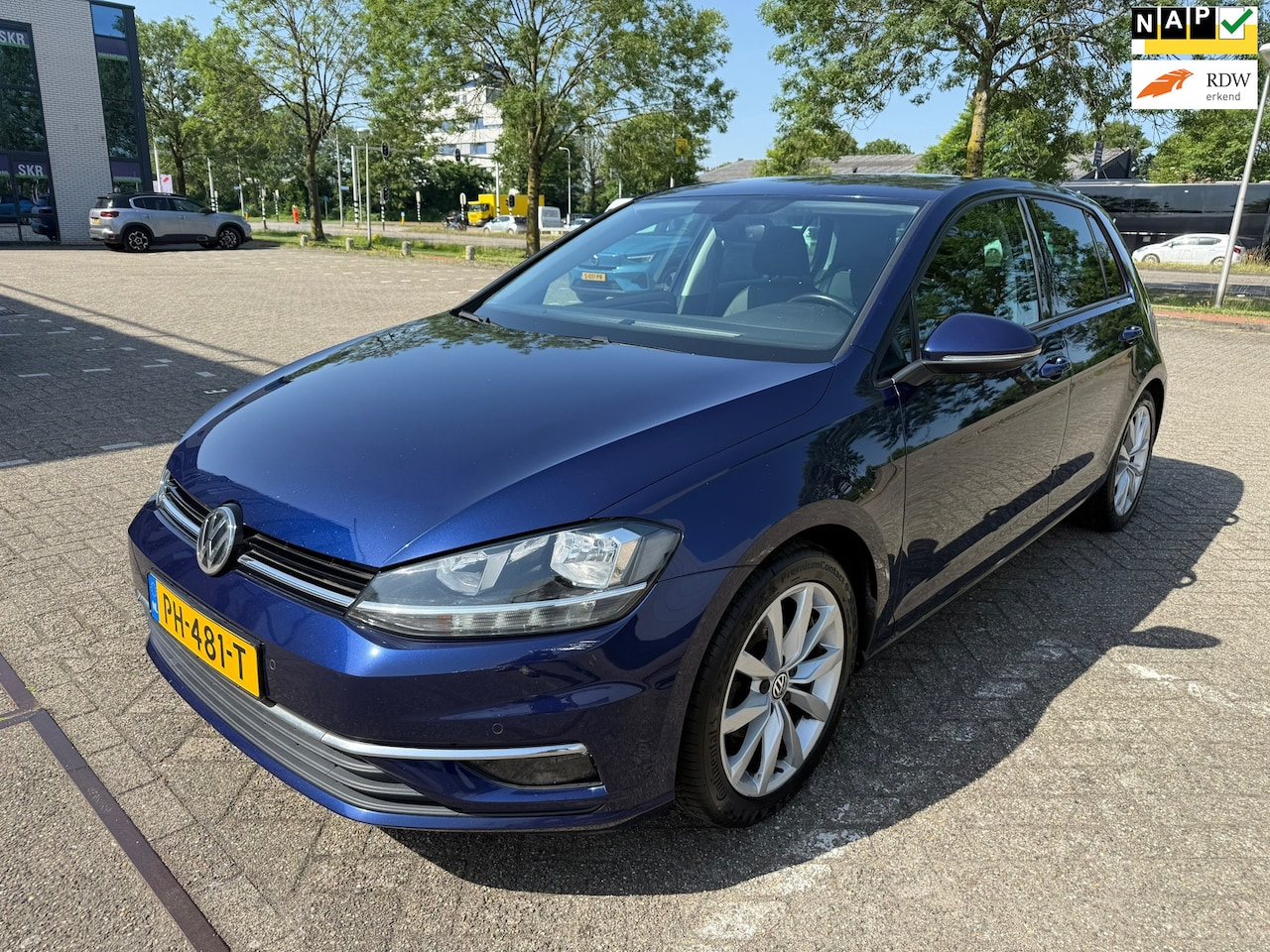 Volkswagen Golf - 1.0 TSI Comfortline Business / NAP / APK / AIRCO / NAVI / TREKHAAK / 2 SLEUTELS / BOEKJES - AutoWereld.nl