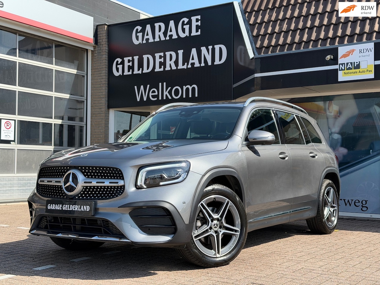 Mercedes-Benz GLB - 200 4MATIC AMG Line | Leder/Alcantara | Matrix | Acc | Climate | Navi | Camera | PDC | Iso - AutoWereld.nl