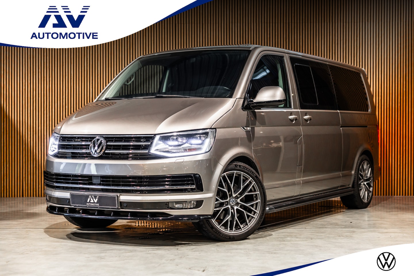Volkswagen Transporter - 2.0 TDI L2H1 DC Highline | Schuifdak | ACC | Bi-Xenon | Camera | Stoelverwarming | Navigat - AutoWereld.nl