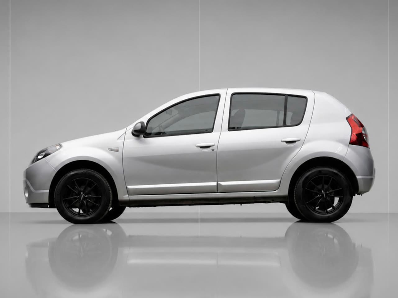 Dacia Sandero - 1.2 Blackline (AIRCO,BLUETOOTH,CRUISE,SPORTSTOELEN,NIEUWE APK,LM VELGEN,GETINT,NETTESTAAT) - AutoWereld.nl