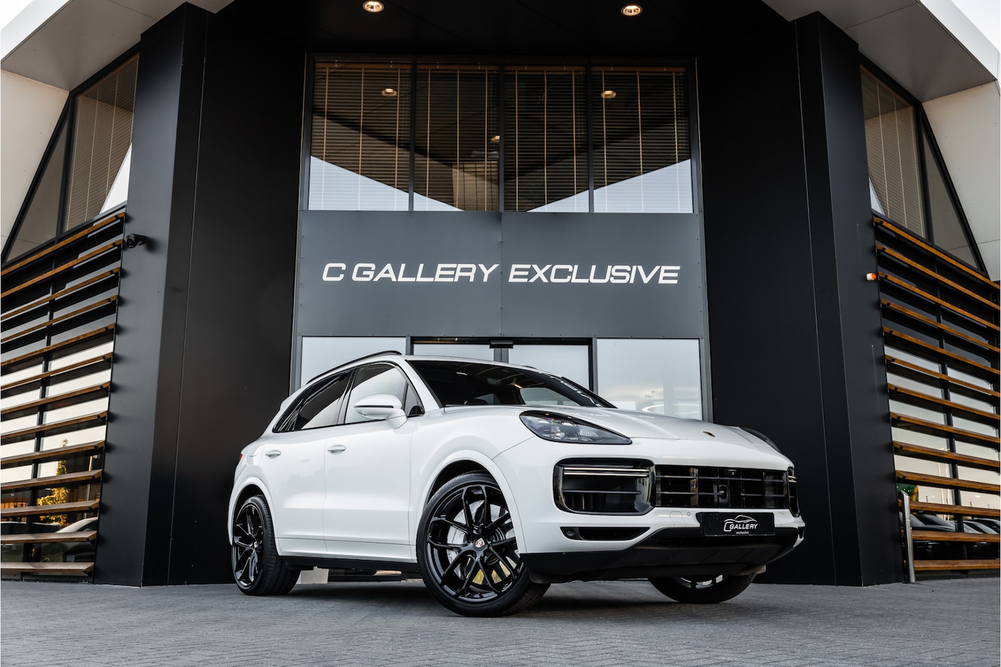 Porsche Cayenne - 4.0 Turbo - Origineel NL | Sport Chrhono + | Luchtvering | Elek. Trekhaak - AutoWereld.nl