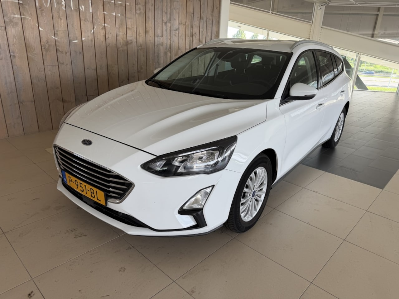 Ford Focus Wagon - 1.0 EcoB. Tit. XBns - AutoWereld.nl