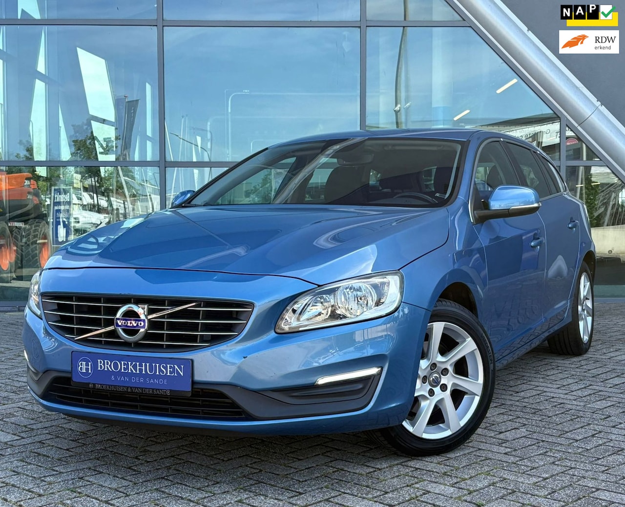 Volvo V60 - 1.6 T3 Momentum 150pk Trekhaak / Navigatie / Cruise Control - AutoWereld.nl