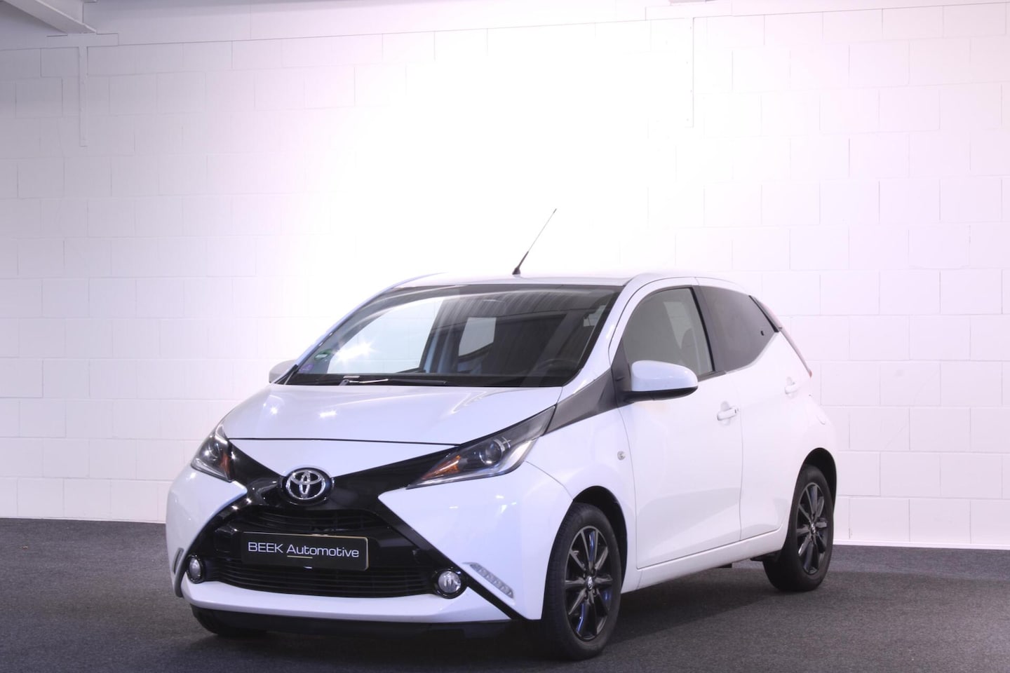 Toyota Aygo - 1.0 VVT-i x-pure | Apple CarPlay | Camera | Automaat - AutoWereld.nl