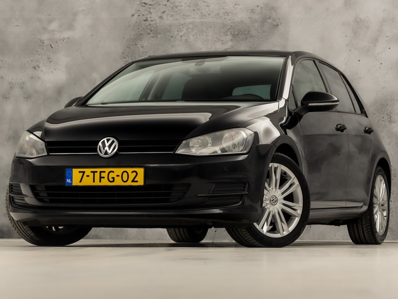Volkswagen Golf - 1.2 TSI Sportline (NAVIGATIE, CLIMATE, GETINT GLAS, LEDER STUURWIEL, SPORTSTOELEN, LM VELG - AutoWereld.nl