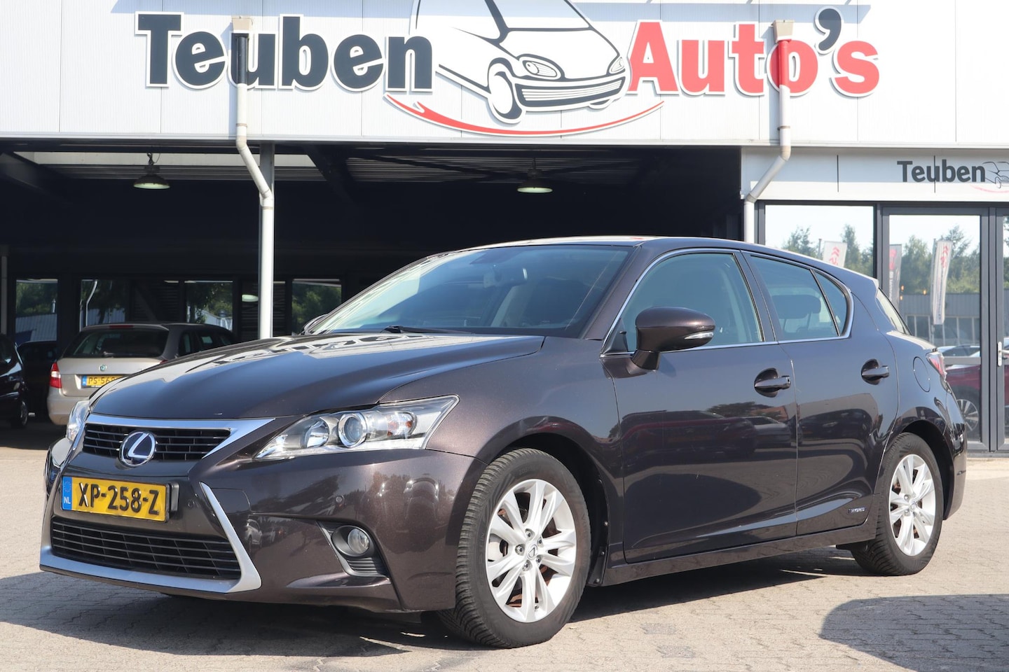 Lexus CT 200h - F Sport Line | Navigatie | Camera | Stoelverwarming - AutoWereld.nl