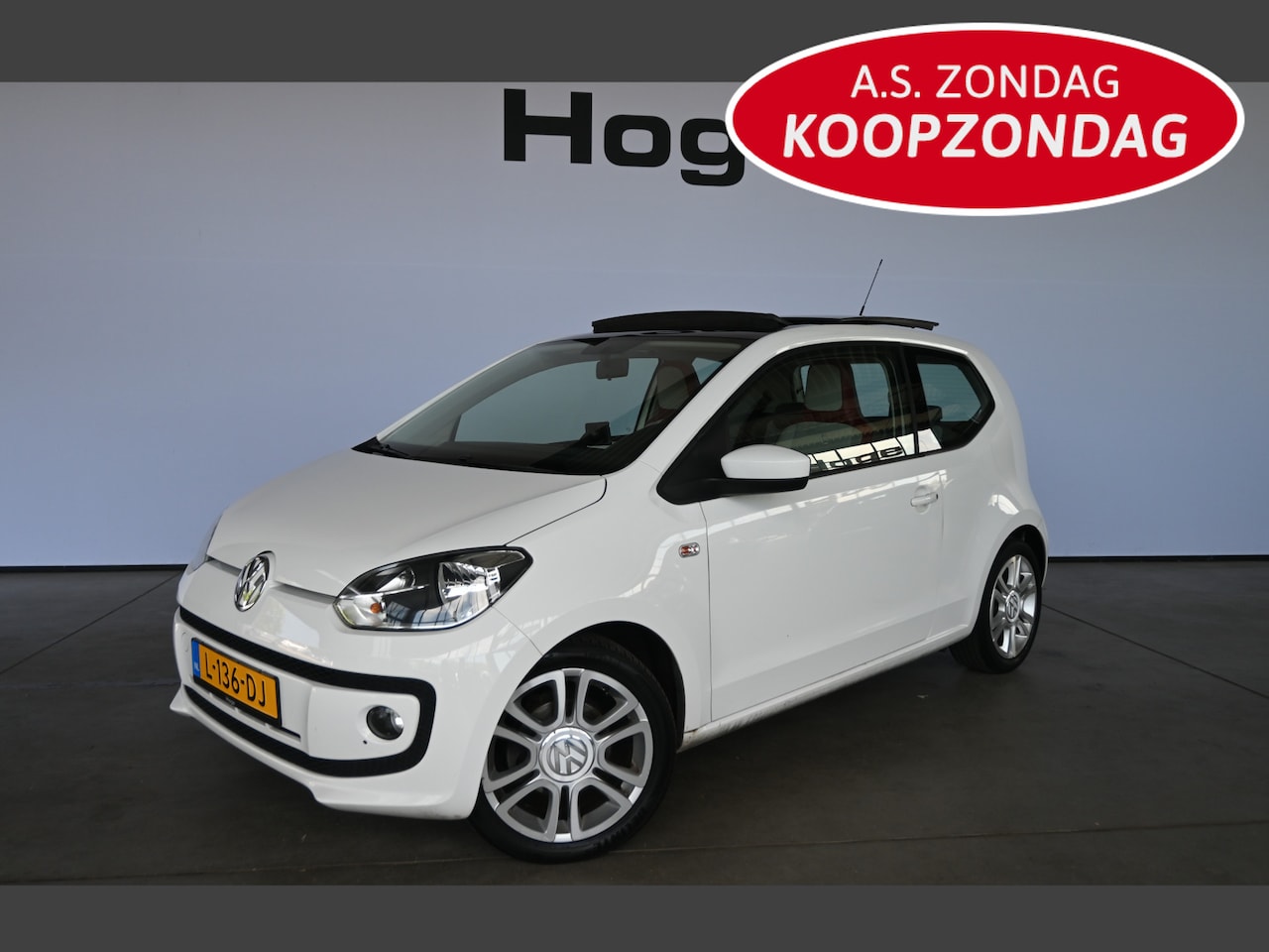 Volkswagen Up! - 1.0 High Up! Panoramadak Airco Navigatie Stoelverwarming Inruil Mogelijk! - AutoWereld.nl