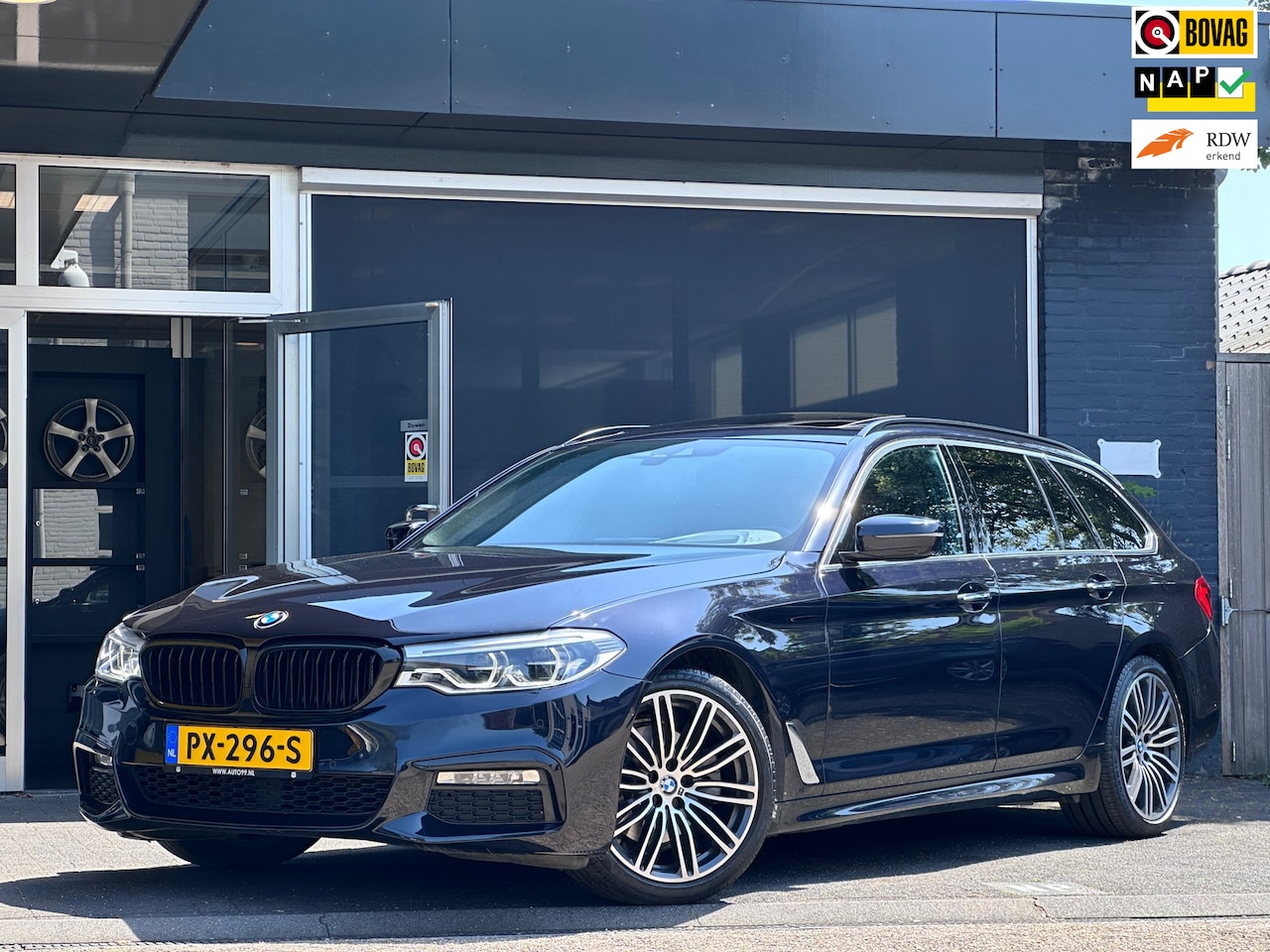 BMW 5-serie Touring - 520i High Executive M-SPORT / PANO / MEMORY / TREKHAAK - AutoWereld.nl