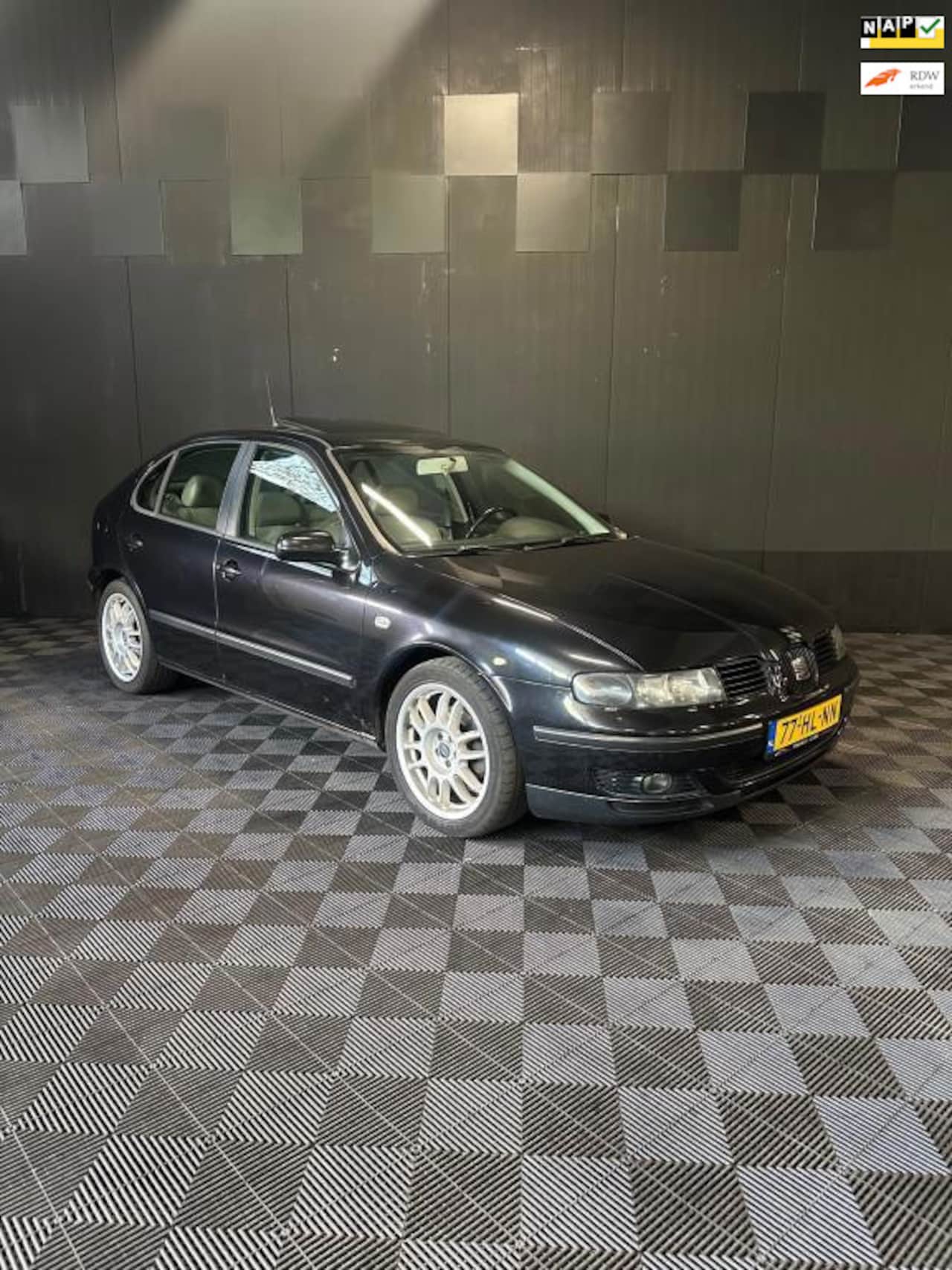 SEAT Leon - 1.8-20V Signo | Leder | Pano | Clima | Nieuwe APK | - AutoWereld.nl