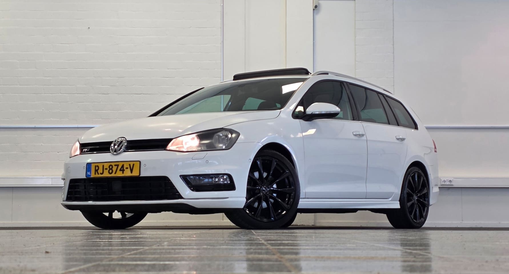 Volkswagen Golf Variant - 1.4 TSI Highline R-Line Schuifdak Navigatie Xenon Stoelverwarming 18" LM velgen - AutoWereld.nl
