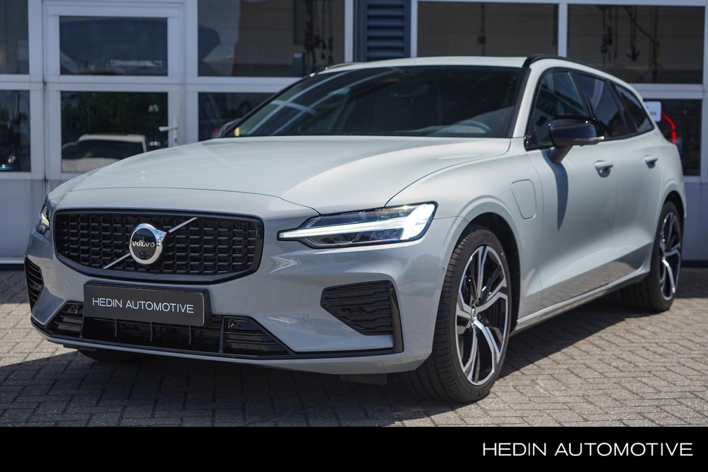 Volvo V60 - 2.0 T6 Plug-in hybrid AWD Plus Dark | Head-Up Display | Panorama dak | 360 Camera | Harman - AutoWereld.nl