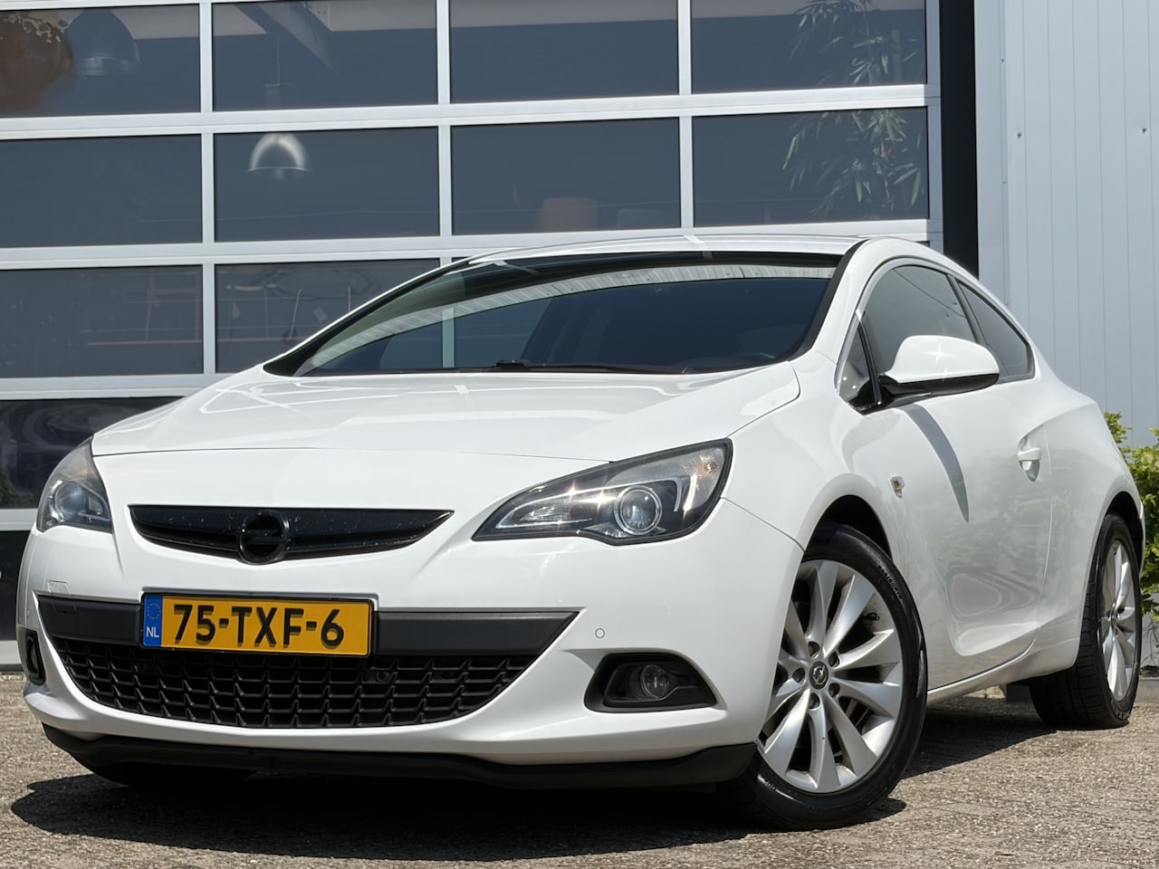 Opel Astra GTC - 1.4 Turbo Sport 140pk | Audio-navigatie full map | Bi-xenon koplampen adaptief | Cruise co - AutoWereld.nl