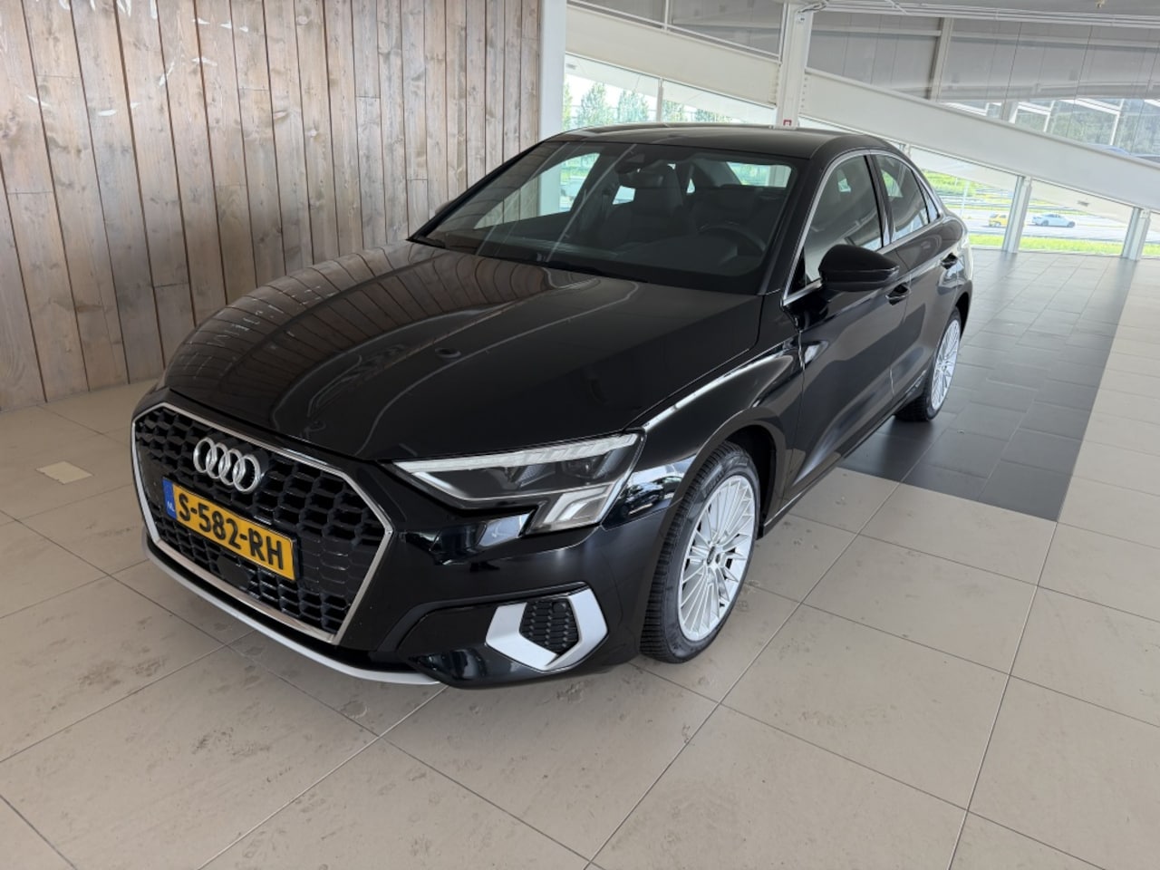 Audi A3 Limousine - 30 TFSI Adv edition - AutoWereld.nl