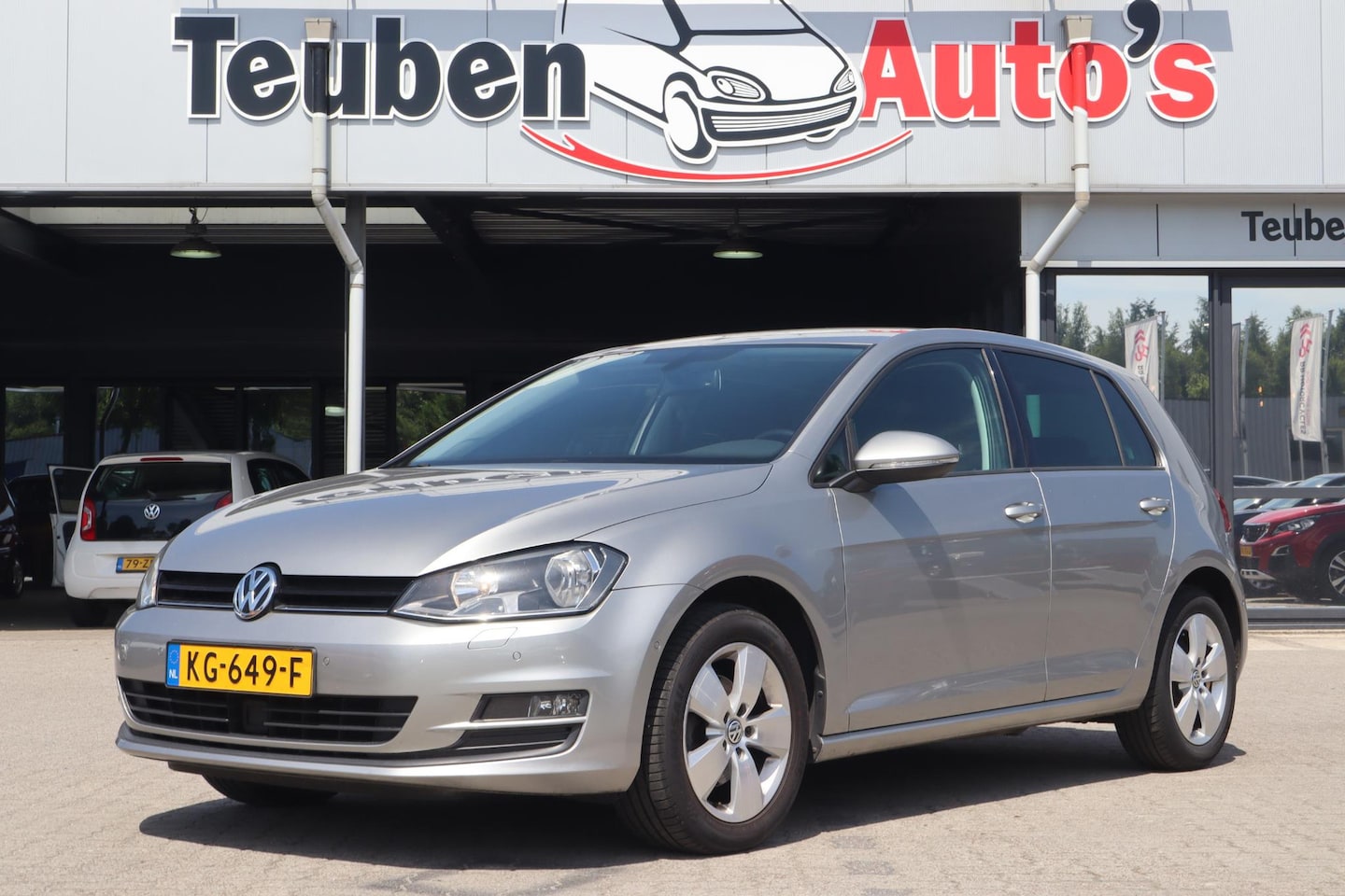 Volkswagen Golf - 1.2 TSI Connected Series | Adaptive Cruise | Navigatie | Trekhaak - AutoWereld.nl