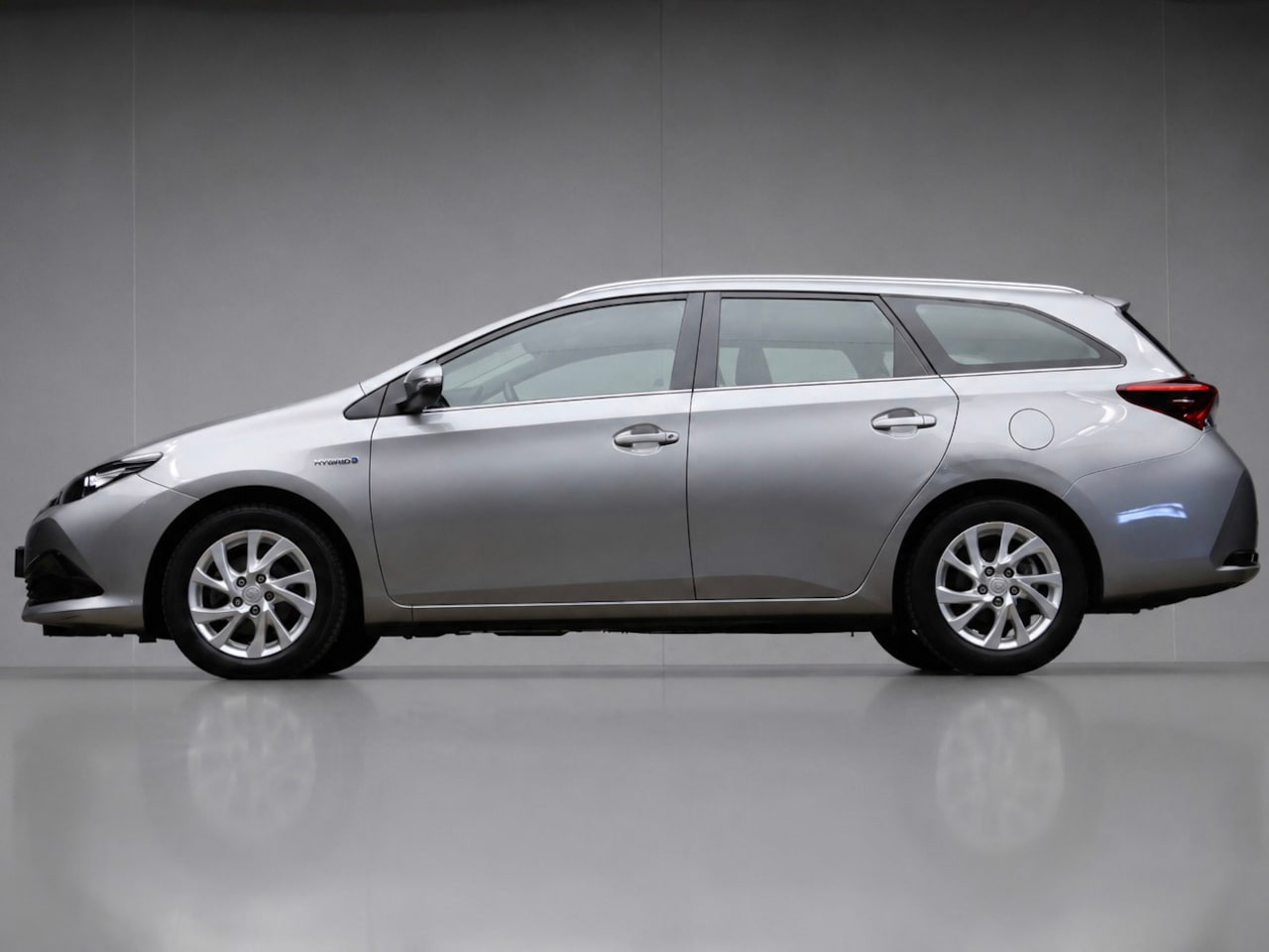 Toyota Auris Touring Sports - 1.8 Hybrid Aspiration Sport (NAVI,PDC,CLIMATE,CRUISE,LANE ASSIST,SPORTSTOELEN,LM VELGEN,NE - AutoWereld.nl