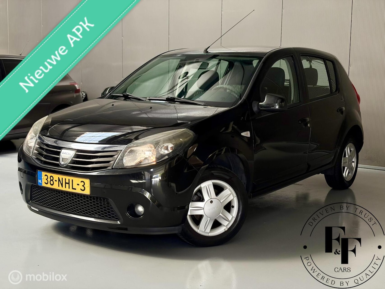Dacia Sandero - 1.2 Blackline |Airco|Trekhaak|NAP|Nieuwe APK - AutoWereld.nl