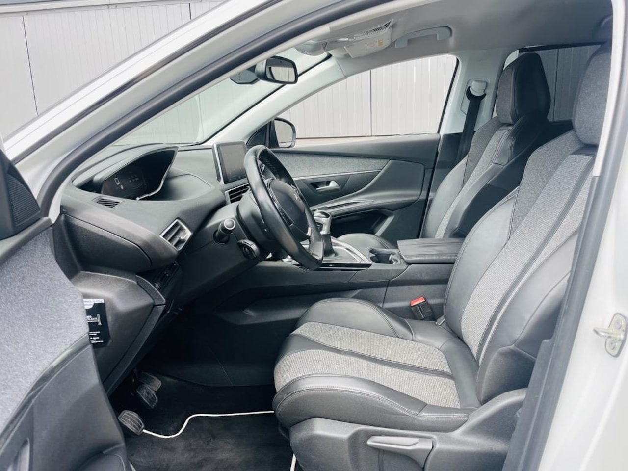 Peugeot 5008 - 1.2 PureTech Allure | nieuwe distributieriem | Trekhaak | 7-persoons | Muziek streamen