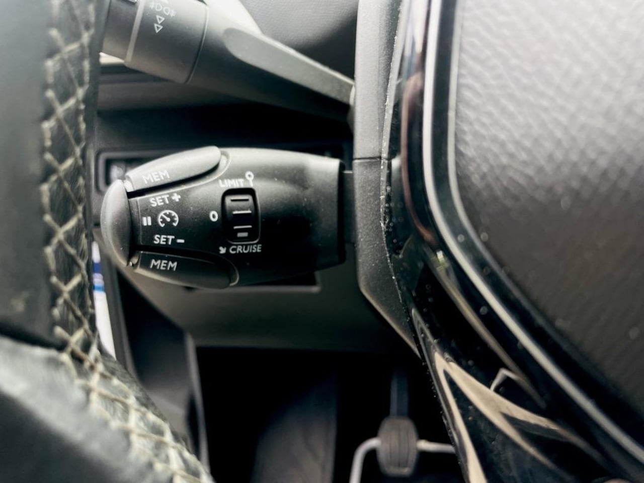 Peugeot 5008 - 1.2 PureTech Allure | nieuwe distributieriem | Trekhaak | 7-persoons | 24 mnd Garantie | M