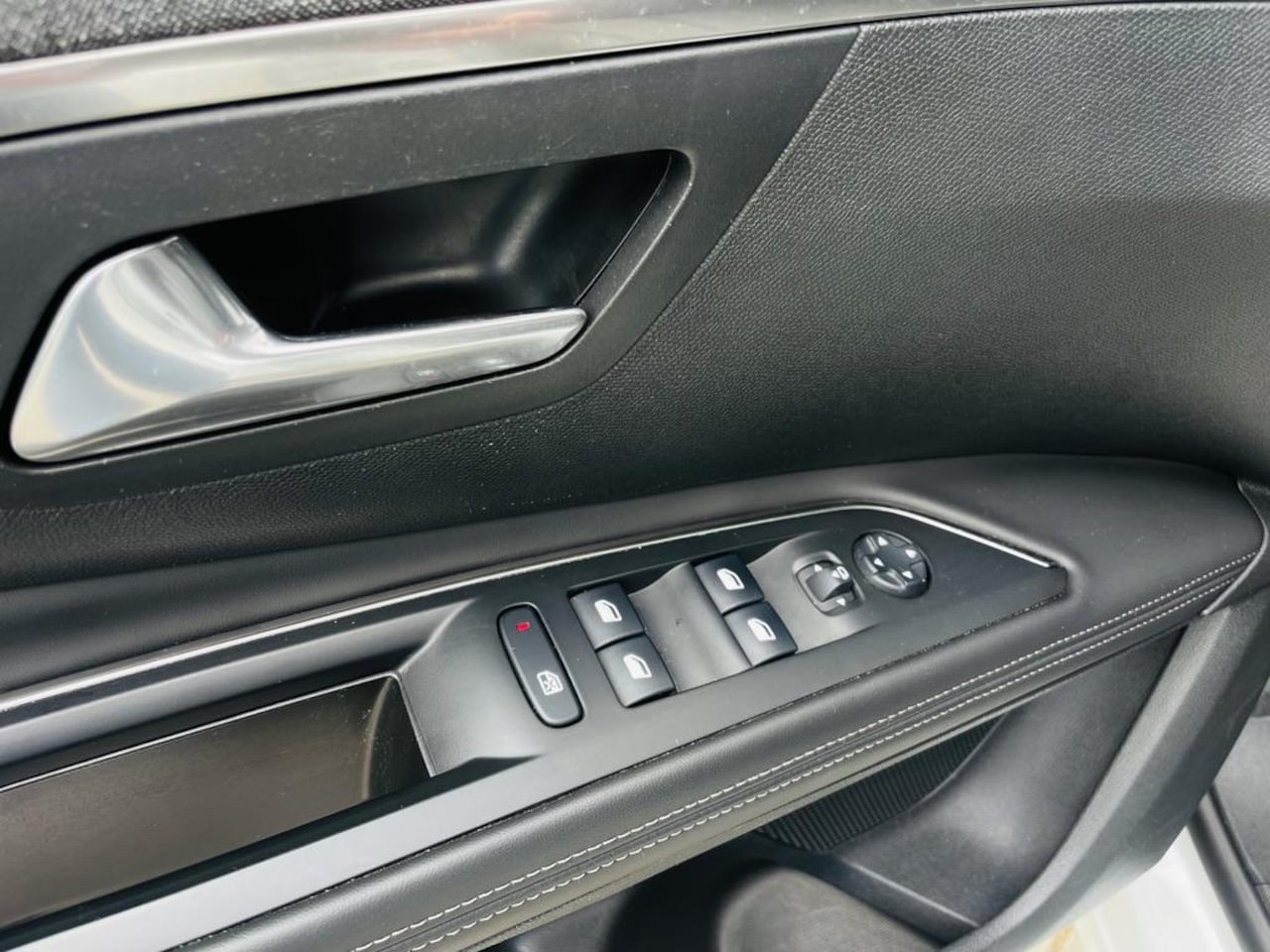 Peugeot 5008 - 1.2 PureTech Allure | nieuwe distributieriem | Trekhaak | 7-persoons | Muziek streamen