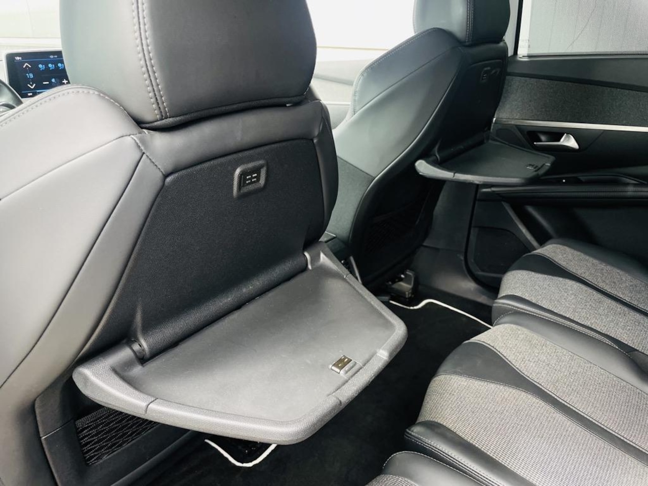Peugeot 5008 - 1.2 PureTech Allure | nieuwe distributieriem | Trekhaak | 7-persoons | Muziek streamen