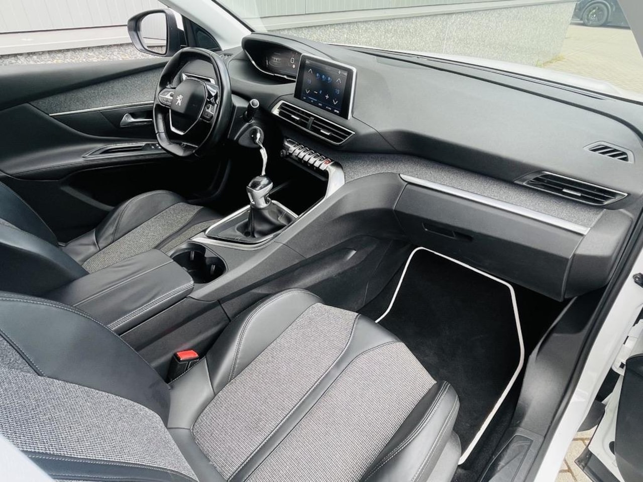 Peugeot 5008 - 1.2 PureTech Allure | nieuwe distributieriem | Trekhaak | 7-persoons | Muziek streamen