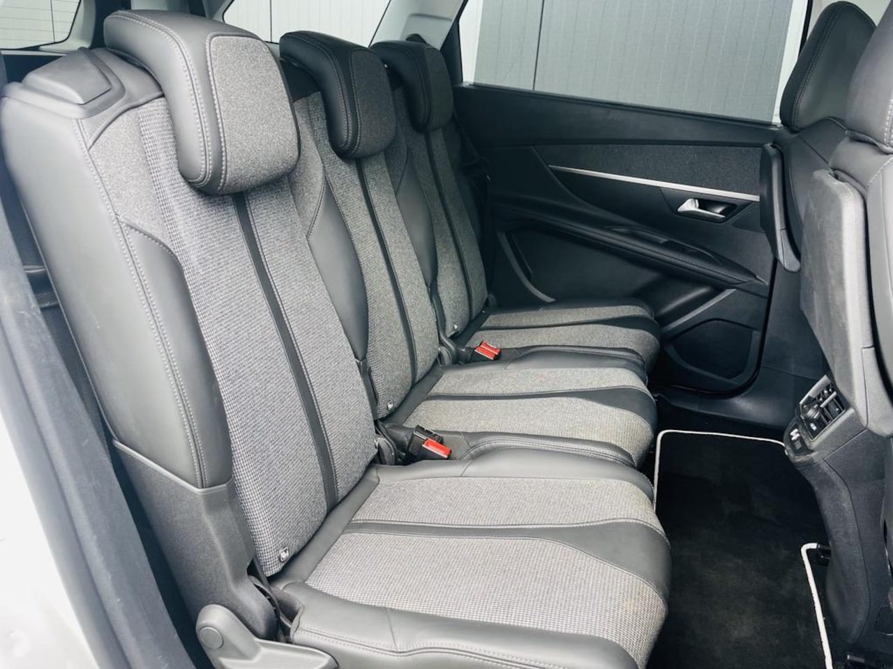 Peugeot 5008 - 1.2 PureTech Allure | nieuwe distributieriem | Trekhaak | 7-persoons | Muziek streamen