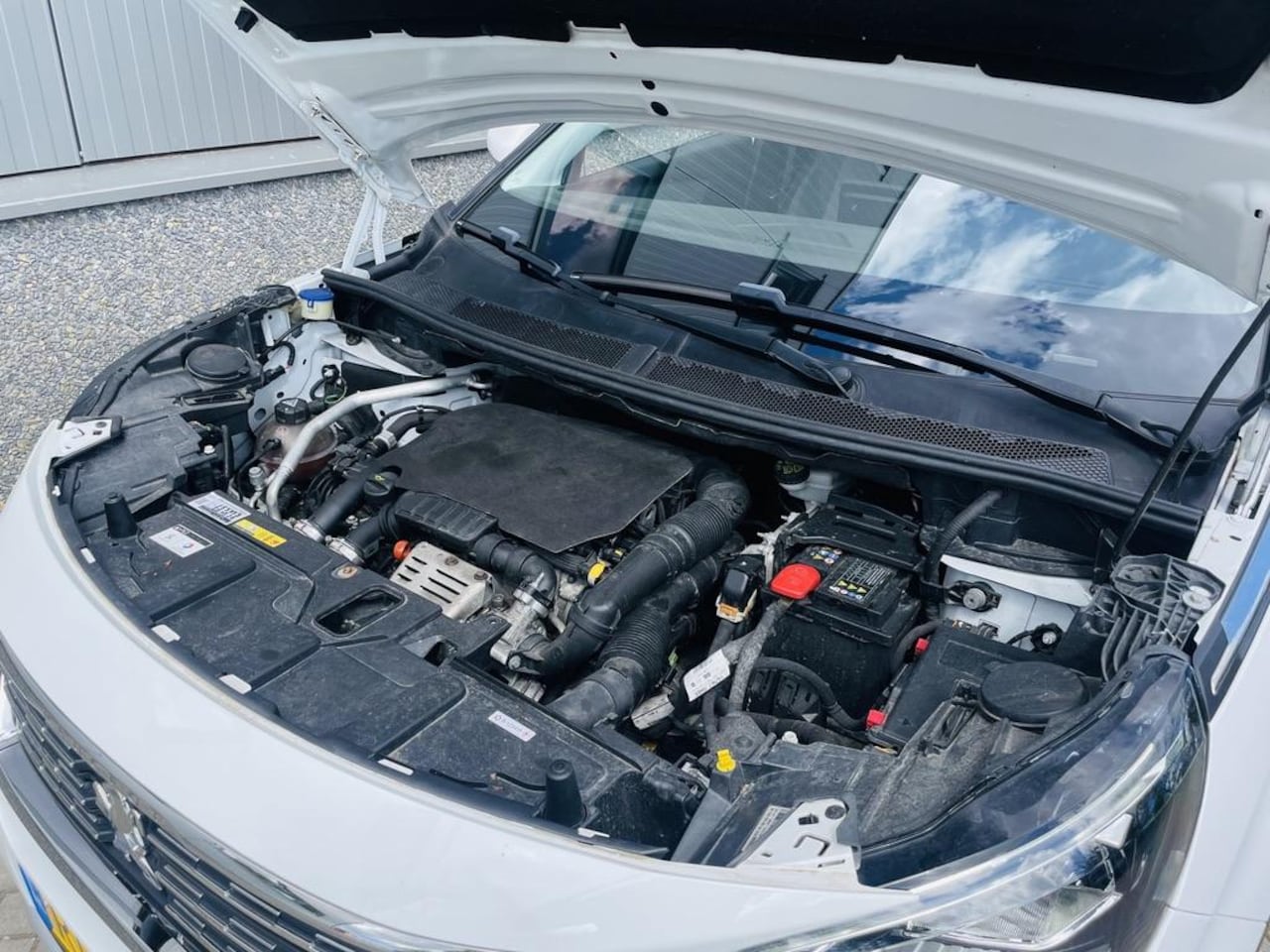 Peugeot 5008 - 1.2 PureTech Allure | nieuwe distributieriem | Trekhaak | 7-persoons | Muziek streamen