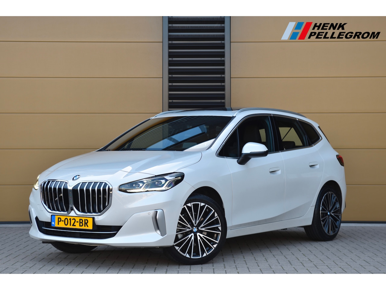 BMW 2-serie Active Tourer - 220i * Panoramadak * Sportstoel * Stoelmemory * Trekhaak * - AutoWereld.nl