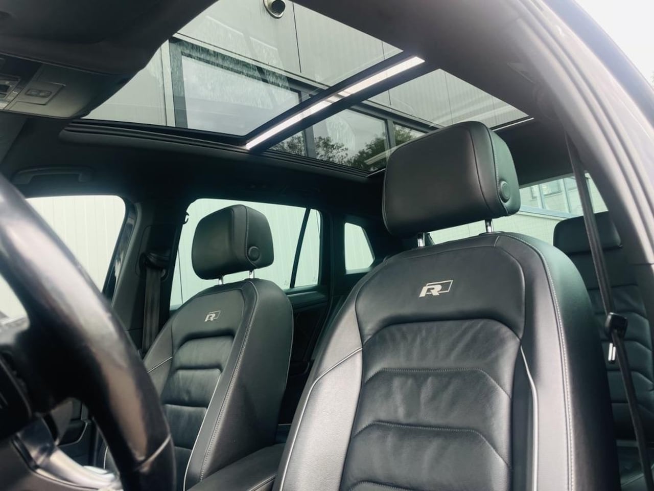 Volkswagen Tiguan - 2.0 TSI 4Motion Highline | 3 x R-line | 24 mnd garantie | HUD | 2x Memory seats | Pano | C