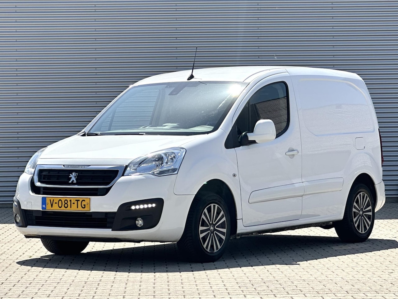 Peugeot Partner - 120 1.6 BlueHDi 75 L1 Airco|Carplay|Cruise|Navi - AutoWereld.nl