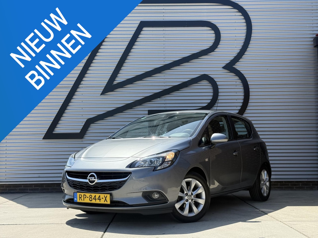 Opel Corsa - 1.4 Favourite Airco|Carplay|PDC|Navi|Trekhaak|Elek ramen|N.A.P|APK tot 02-2027 - AutoWereld.nl