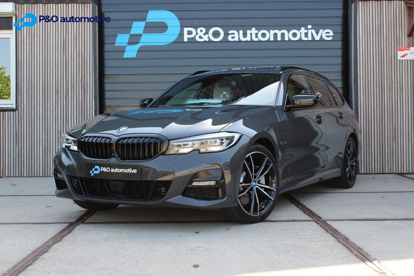 BMW 3-serie Touring - 330e M sport | Dravit Grau | Pano | 360• - AutoWereld.nl