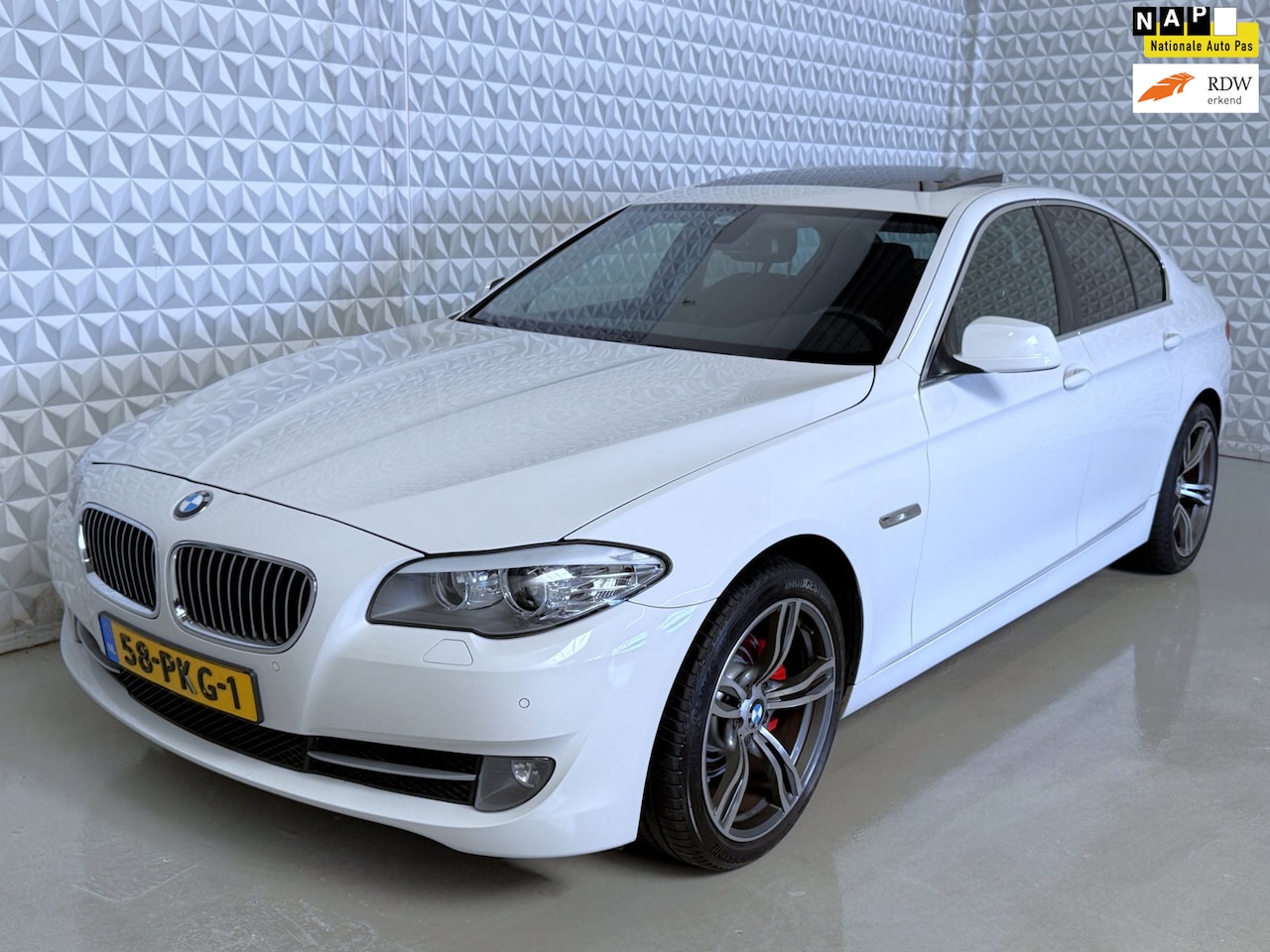 BMW 5-serie - 523i Executive Automaat / MOOIE AUTO! (2011) - AutoWereld.nl