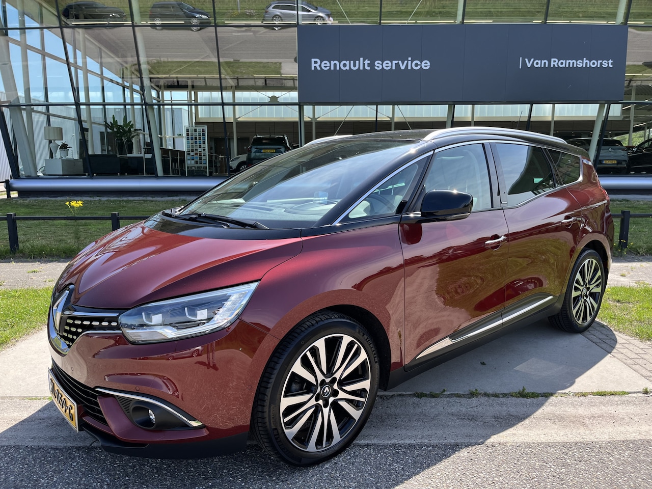 Renault Grand Scénic - TCe 132PK Initiale Paris / Dealer onderhouden / Wegklapbare Trekhaak / 4-Control / Stoelve - AutoWereld.nl
