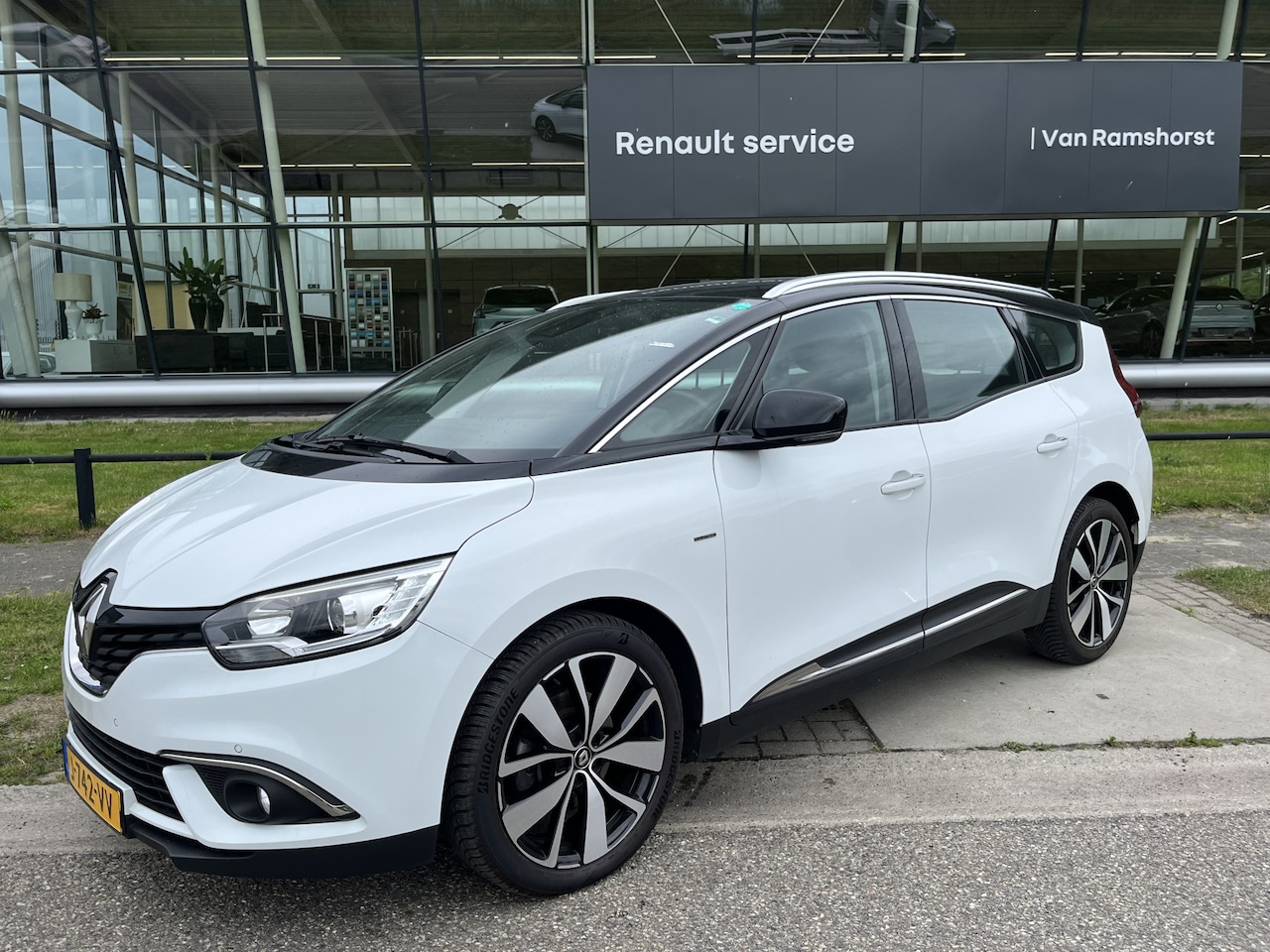 Renault Grand Scénic - 1.3 TCe Limited 140PK / Trekhaak / Parkeerhulp V+A / Navigatie / Climate / - AutoWereld.nl