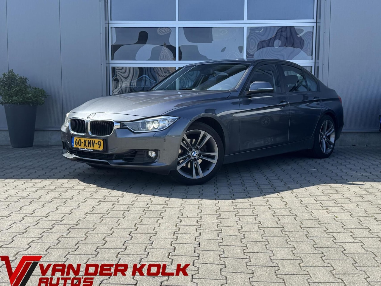 BMW 3-serie - 320i Upgrade Edition Automaat | Navigatie | Cruise | Climate | Sensoren | Lichtmetaal - AutoWereld.nl