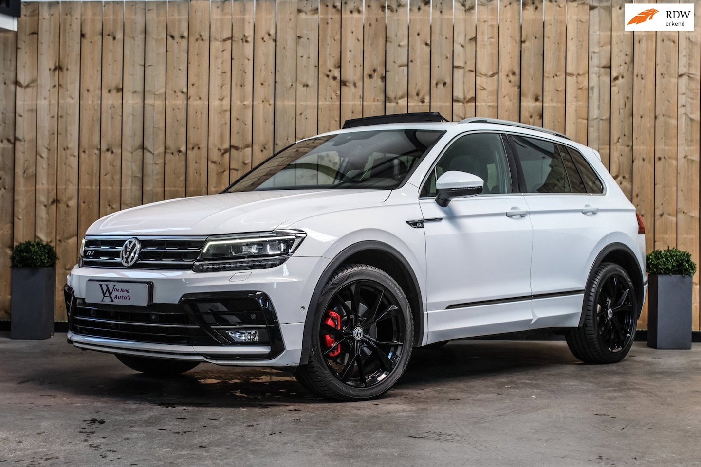 Volkswagen Tiguan - 2.0 TSI 4Motion 3X R-Line *Pano*Head-Up*Camera*Leder*Trekhaak* - AutoWereld.nl